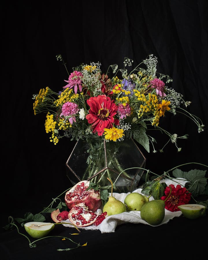 Bouquet di fiori e frutti su fondo nero fotografia stock libera da diritti