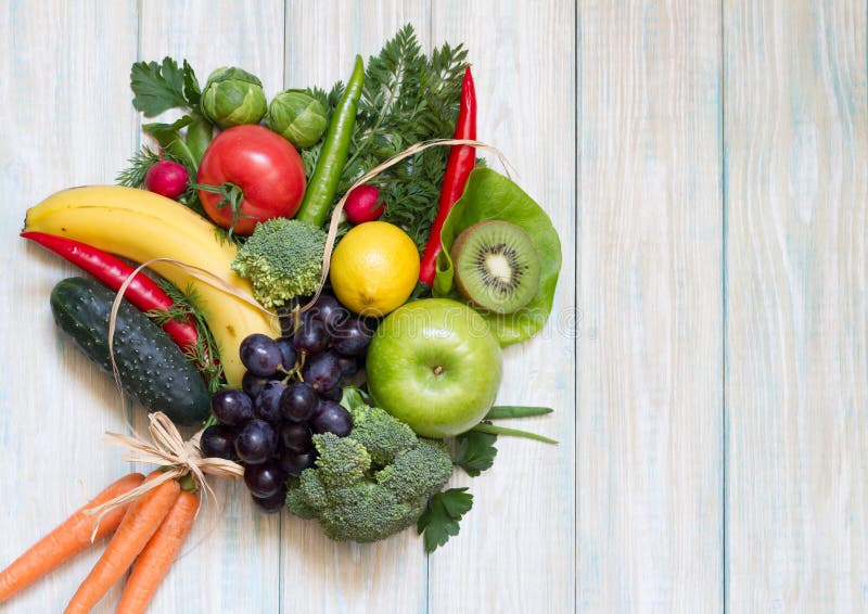 Bouquet di frutta e verdura fresche a bordo di legno concetto di stile di vita sano a bordo di una dieta fotografia stock