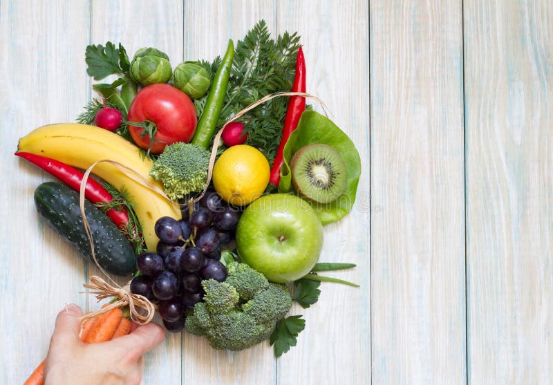 Bouquet di frutta e verdura fresche a bordo di legno concetto di stile di vita sano a bordo di una dieta immagine stock