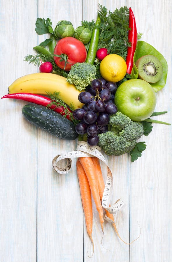 Bouquet di frutta e verdura fresche a bordo di legno concetto di stile di vita sano a bordo di una dieta fotografia stock