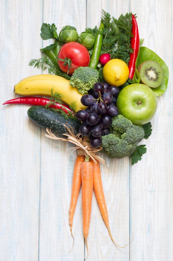 Bouquet di frutta e verdura fresche a bordo di legno concetto di stile di vita sano a bordo di una dieta fotografie stock