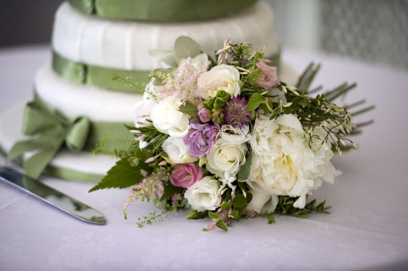 Bouquet et gâteau de mariage images libres de droits Bouquet et gâteau de mariage images libres de droits