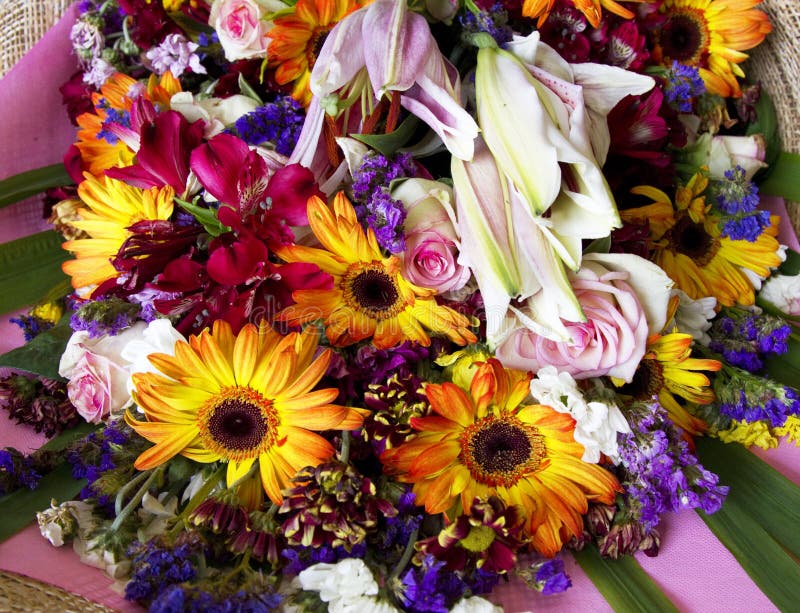 Card for a Bouquet with the Inscription Happy Birthday in Spanish Feliz