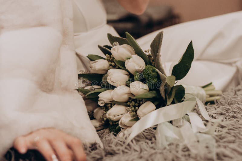 Bouquet l'épousant blanc avec le plan rapproché de décor de boho image stock Bouquet l'épousant blanc avec le plan rapproché de décor de boho image stock