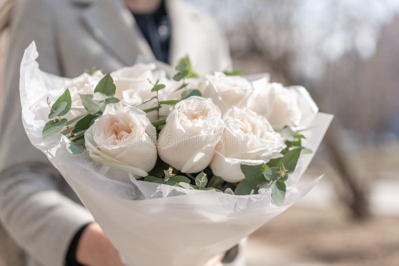 Bouquet mono des roses de jardin Bouquet sensible des fleurs m?lang?es chez les mains de la femme le travail du fleuriste ? une f images stock Bouquet mono des roses de jardin Bouquet sensible des fleurs m?lang?es chez les mains de la femme le travail du fleuriste ? une f images stock