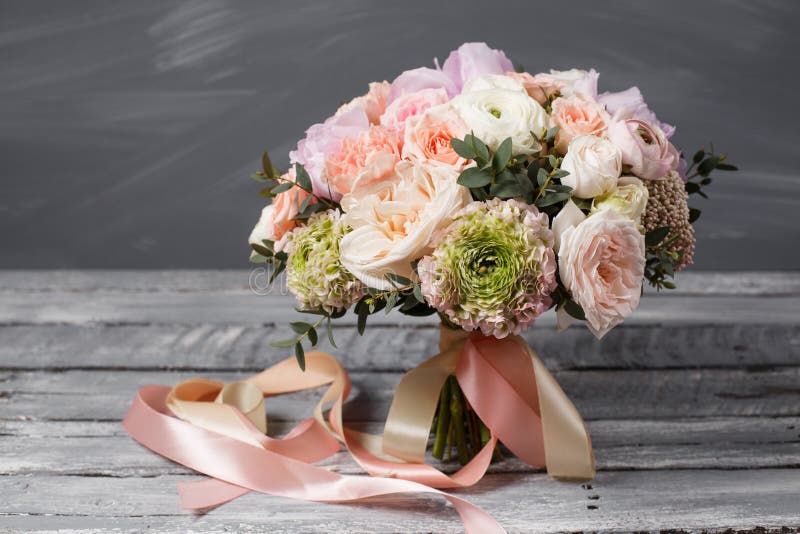 Bouquet nuptiale mariage Beau bouquet des fleurs blanches et roses et de la verdure, décorées du long ruban en soie Sur a photos libres de droits Bouquet nuptiale mariage Beau bouquet des fleurs blanches et roses et de la verdure, décorées du long ruban en soie Sur a photos libres de droits