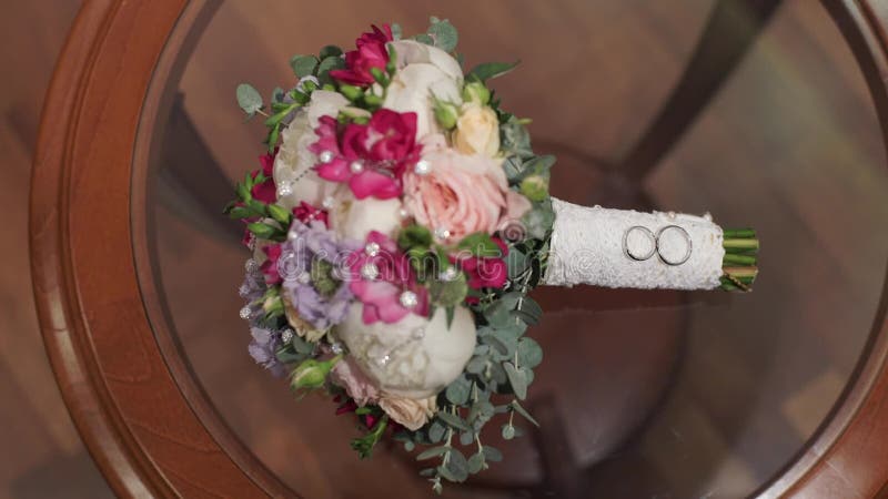 Bouquet nuptiale sur la table