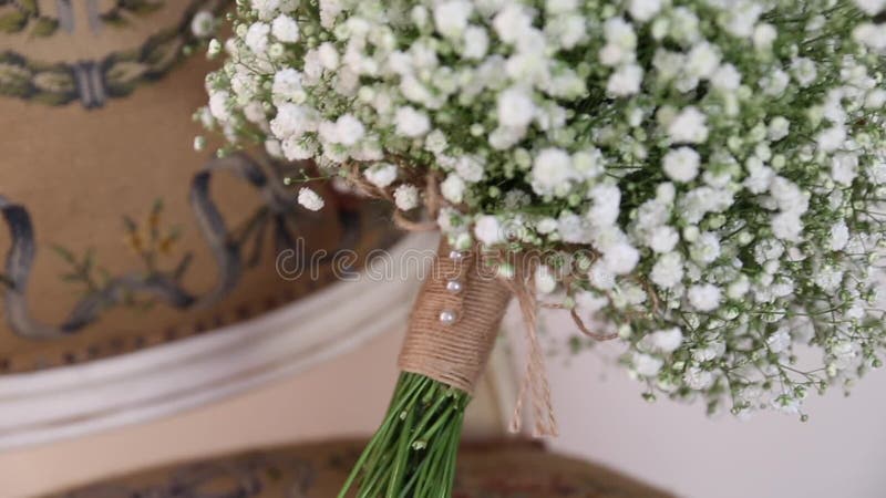 Bouquet nuptiale sur une chaise de cru