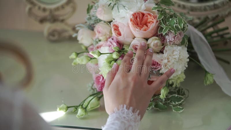 Bouquet nuptiale émouvant de jeune jeune mariée