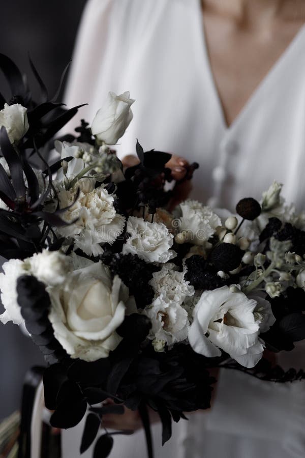 Bouquet Preto Estiloso Sobre Fundo Escuro. Tendências Modernas Na Decoração  De Um Buquê De Casamento Com Flores Coloridas Foto de Stock - Imagem de  incêndio, arranjo: 213510656