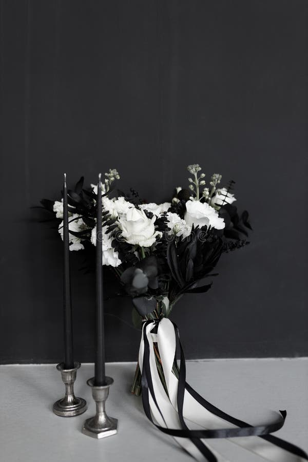 Bouquet Preto Estiloso Sobre Fundo Escuro. Tendências Modernas Na Decoração  De Um Buquê De Casamento Com Flores Coloridas Foto de Stock - Imagem de  luxo, arranjo: 213510674