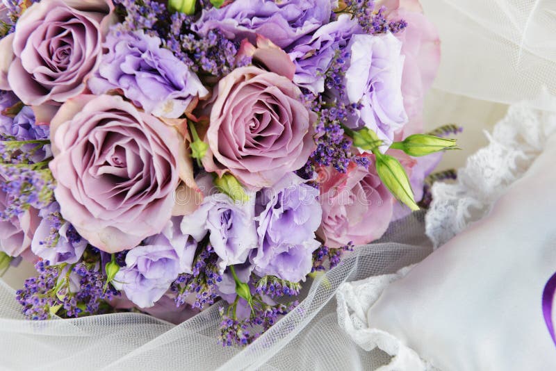 Braut bouquet von lila Blüten auf weißem hintergrund.