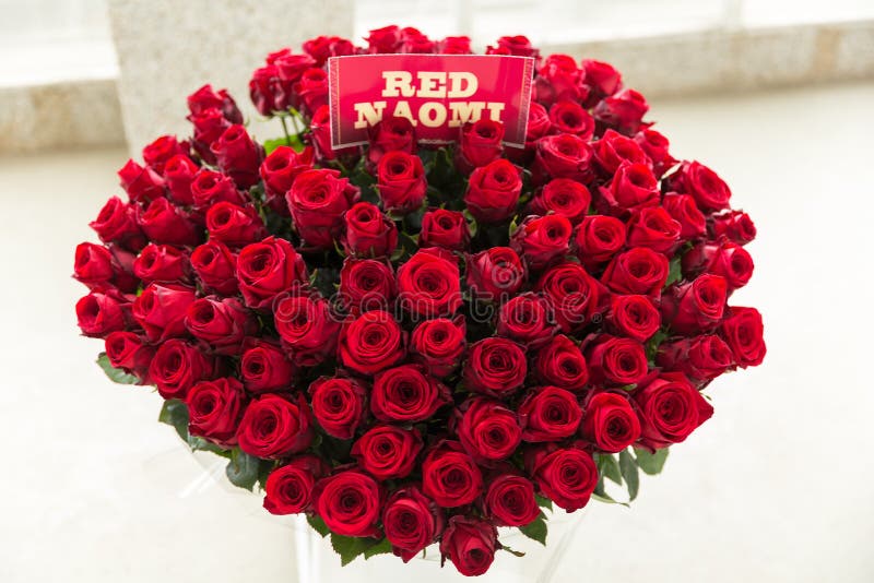 Bouquet Rose De Naomi Rouge Photo stock - Image du rouge, fond: 65383400