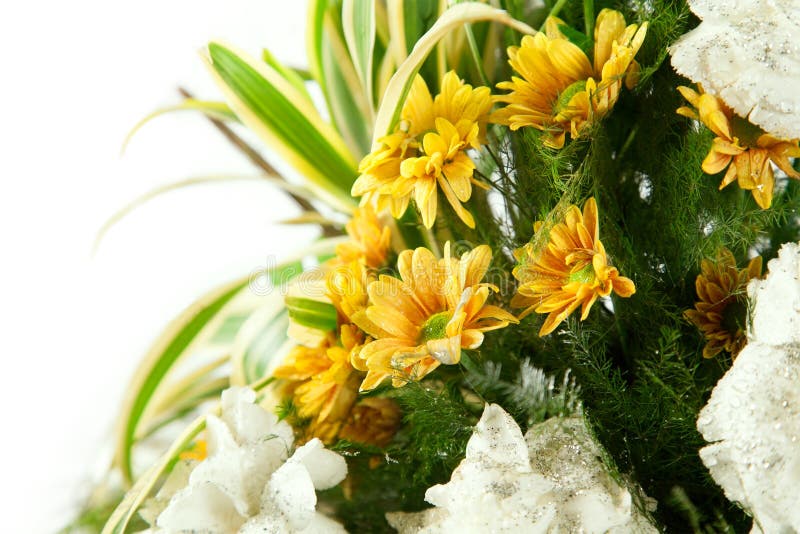 Bouquet of yellow and white flowers