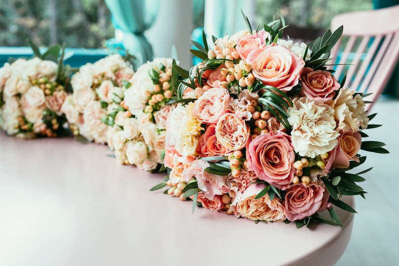 Bouquets de mariage de jeune mariée et de demoiselles d'honneur sur la table avant ceremo image libre de droits Bouquets de mariage de jeune mariée et de demoiselles d'honneur sur la table avant ceremo image libre de droits