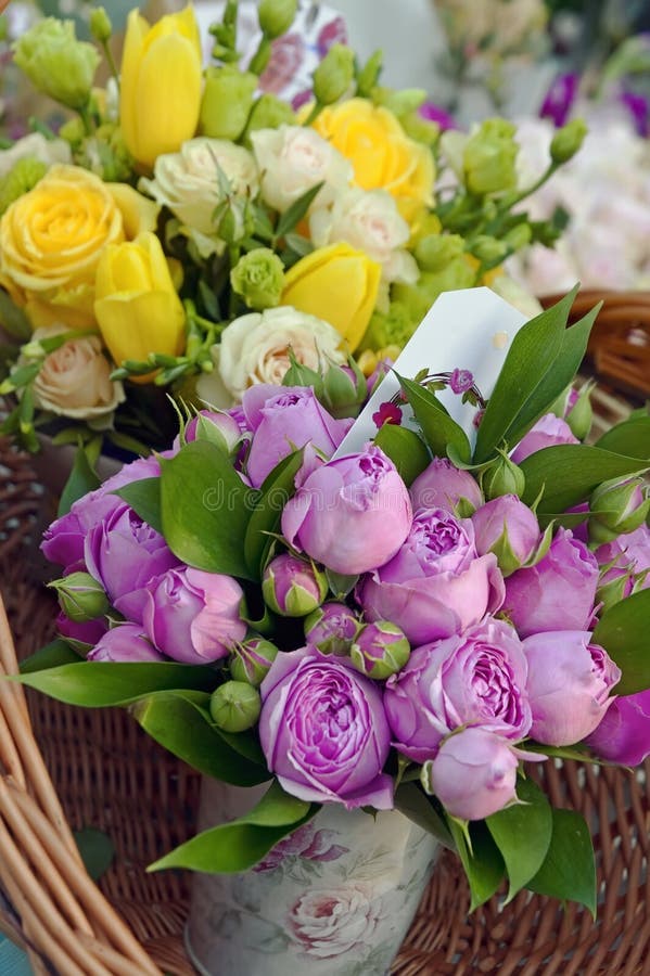 Bouquets des roses jaunes et roses photographie stock Bouquets des roses jaunes et roses photographie stock