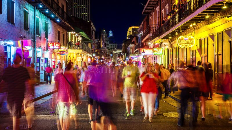 Bourbongata på natten i den franska fjärdedelen av New Orleans, Lo royaltyfria bilder Bourbongata på natten i den franska fjärdedelen av New Orleans, Lo royaltyfria bilder