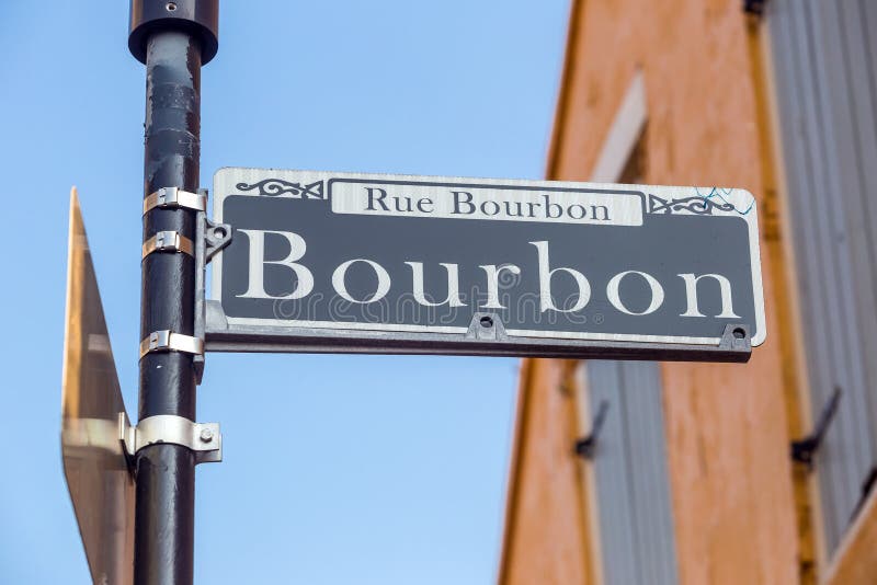 Bourbongatan undertecknar in den franska fjärdedelen av New Orleans royaltyfria bilder