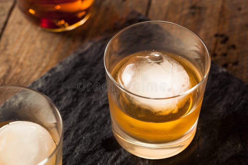 Bourbonu whisky z sfery kostką lodu