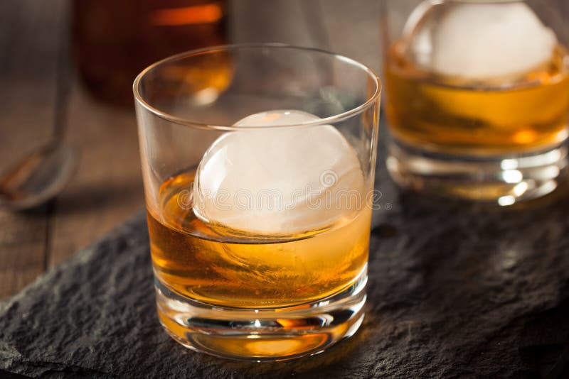 Bourbonu whisky z sfery kostką lodu