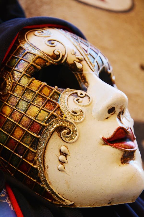 Carnavalmasker met versieringen, in Venetië, Italië royalty-vrije stock afbeelding