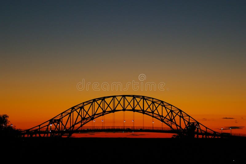 Kap Bach brücke ist ein wir erkennen gegen Ändern farben aus schön Sonnenuntergang der himmel.