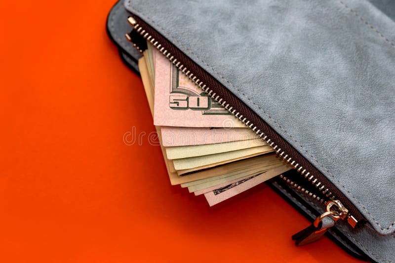 Bourse en cuir avec des billets de banque des dollars photos stock Bourse en cuir avec des billets de banque des dollars photos stock