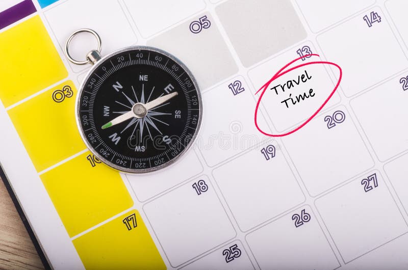 Boussole sur le calendrier de planificateur avec le TEMPS DE DÉPLACEMENT de mot images stock Boussole sur le calendrier de planificateur avec le TEMPS DE DÉPLACEMENT de mot images stock