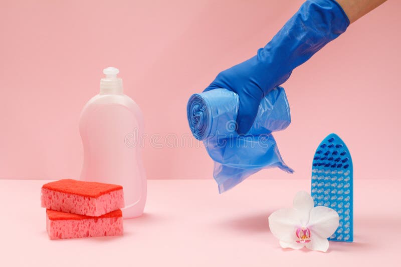 Bouteille En Plastique De Liquide Vaisselle Un Chiffon éponges Et Une Main  Avec Des Sacs à Ordures