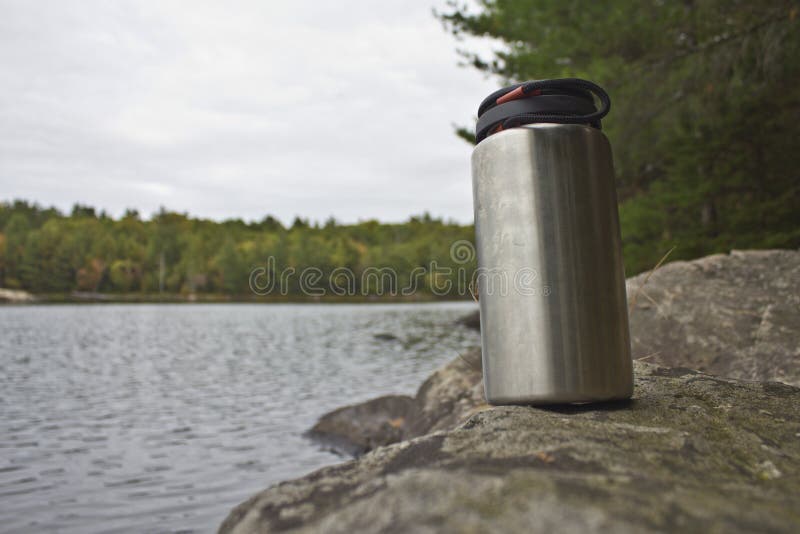 Fermez-vous De La Femme Avec La Bouteille D'eau Dans Le Sac à Dos