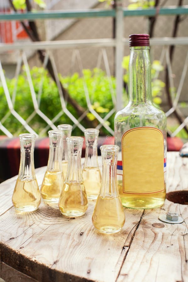 Bouteille Eau De Vie Personnage En Bois Bouteille D'eau-de-vie Fine De Prune Avec De Petits Verres Sur La Table