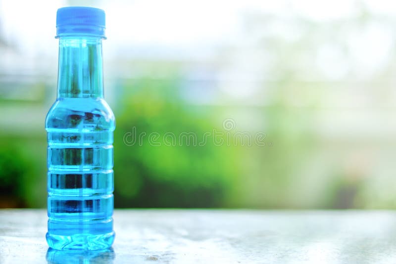 Bouteille d'eau potable sur la table image stock Bouteille d'eau potable sur la table image stock