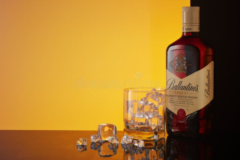 Bouteille De Scotch écossais Mélangé Le Plus Fin De Ballantine Sur Le Fond  Noir Photo stock éditorial - Image du spiritueux, écossais: 198044808