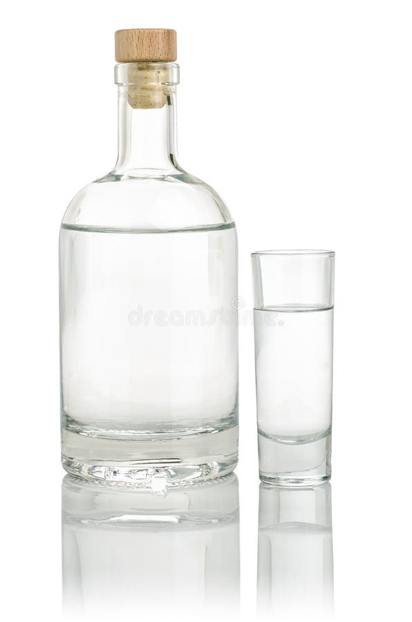 Bouteille de boisson alcoolisée avec du plein verre à liqueur photographie stock Bouteille de boisson alcoolisée avec du plein verre à liqueur photographie stock