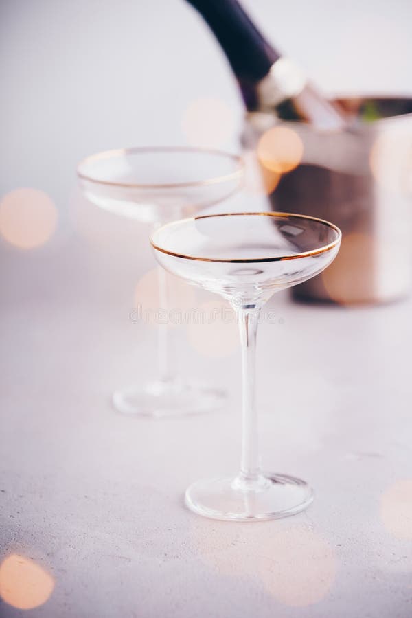 Bouteille de Champagne dans le seau avec de la glace et des verres, compos verticaux