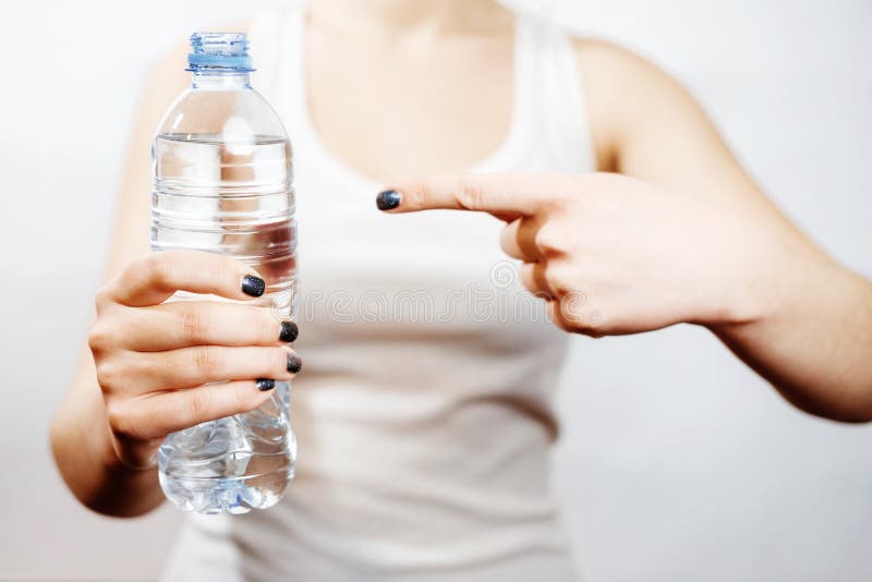 Une petite bouteille d'eau en main Stock Photo