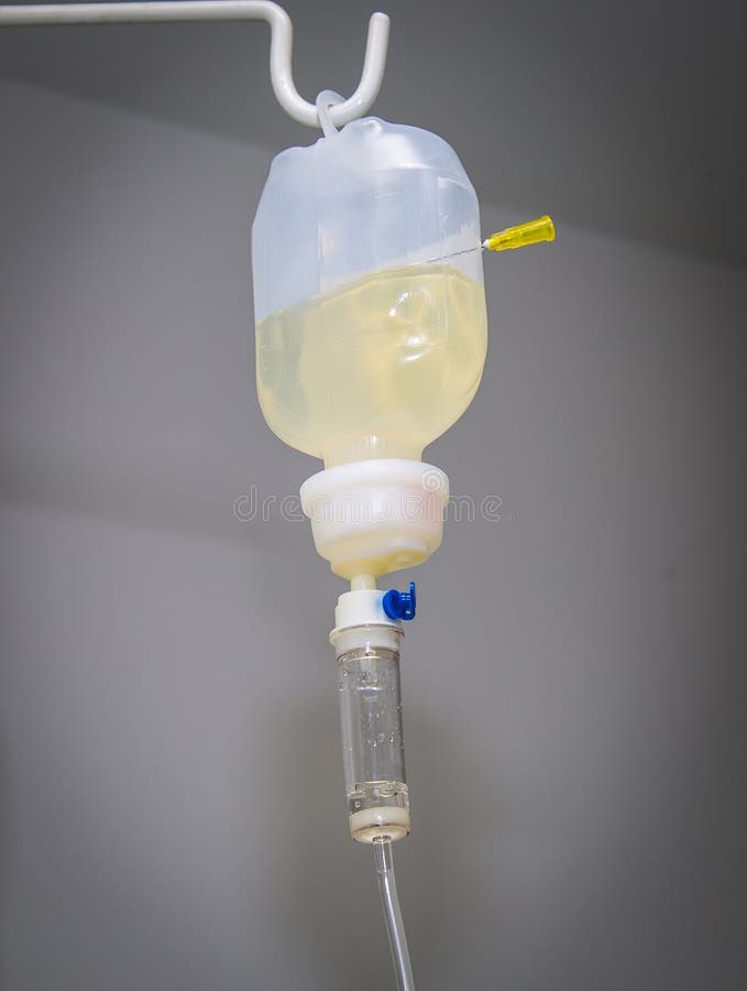 Bouteille De Perfusion De Sérum Physiologique Photo stock - Image du  intraveineux, maladie: 71114750