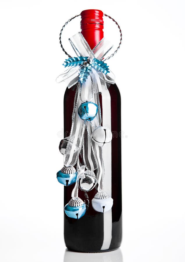 Bouteille de vin rouge avec le bleu de décoration de Noël image stock Bouteille de vin rouge avec le bleu de décoration de Noël image stock
