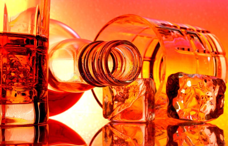 Bouteille de whiskey et abrégé sur en verre photographie stock libre de droits Bouteille de whiskey et abrégé sur en verre photographie stock libre de droits