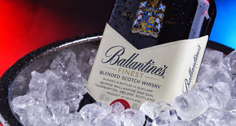 Bouteille De Scotch écossais Mélangé Le Plus Fin De Ballantine Sur Le Fond  Noir Photo stock éditorial - Image du spiritueux, écossais: 198044808