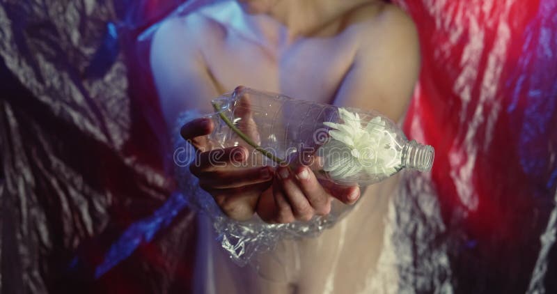 Bouteille en plastique de fleurs de type de pollution de la nature de sauvegarde banque de vidéos