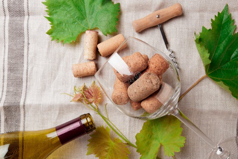 Bouteille en verre de vin avec des lièges sur le fond en bois de table - image photo libre de droits Bouteille en verre de vin avec des lièges sur le fond en bois de table - image photo libre de droits