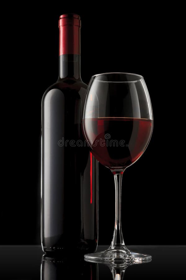 Bouteille et glace de vin rouge image libre de droits Bouteille et glace de vin rouge image libre de droits