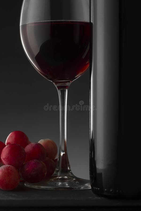 Bouteille et glace de vin rouge photos stock Bouteille et glace de vin rouge photos stock