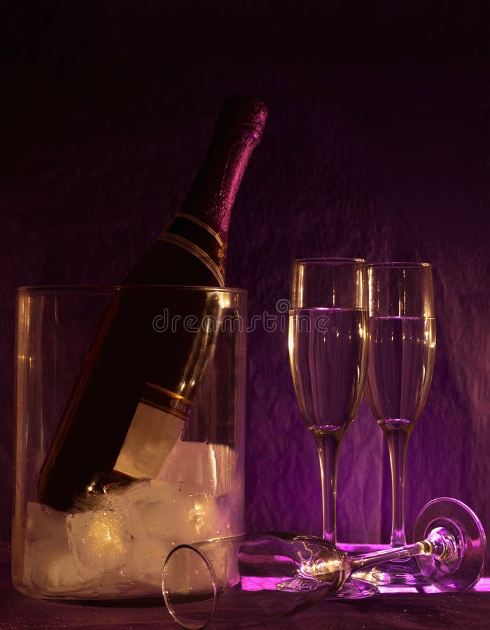 Bouteille et glaces de Champagne photographie stock libre de droits Bouteille et glaces de Champagne photographie stock libre de droits