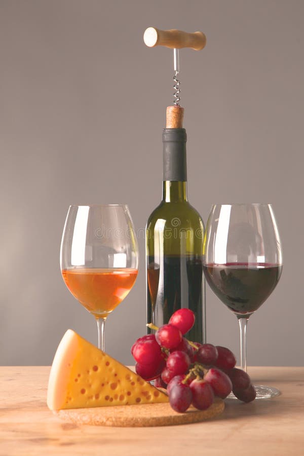 Bouteille Et Verre De Vin Sur Une Table Image stock Image du lueur
