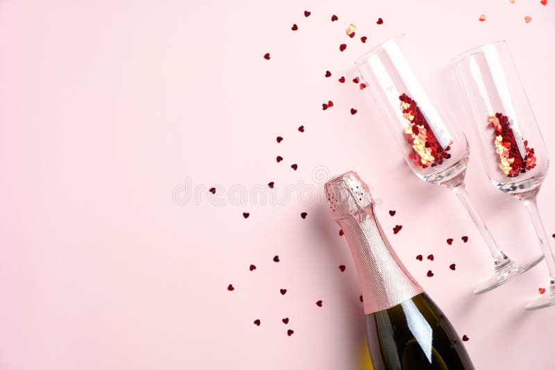 613 Carte De Joyeux Anniversaire Bouteille Et Verres De Champagne Photos Libres De Droits Et Gratuites De Dreamstime