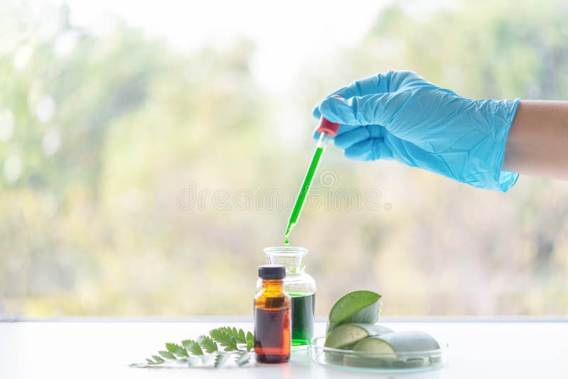 Bouteille Haute étroite D'huiles Essentielles Avec Le Compte-gouttes De  Participation De Scientifique Recherche De Laboratoire Po Image stock -  Image du santé, ingrédients: 142310825