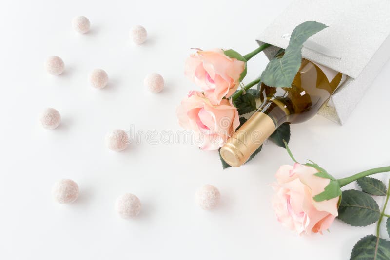 Bouteille, roses et Champagne Truffles de vin photos stock Bouteille, roses et Champagne Truffles de vin photos stock