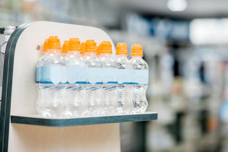 Bouteilles avec de l'eau dans le supermarché photos stock Bouteilles avec de l'eau dans le supermarché photos stock